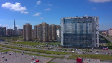 Şehrin çok katlı binaları ve St. Petersburg 'daki yerleşim birimleriyle hava manzarası. Güneşli bir yaz gününde İHA uçuşu.