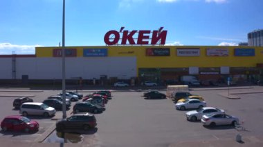 SAINT PETERSBURG, RUSSIA - 7 Ağustos 2020: şehirdeki büyük Okey süpermarketindeki otoparkın havadan görüntüsü. Güneşli bir yaz gününde İHA uçuşu.