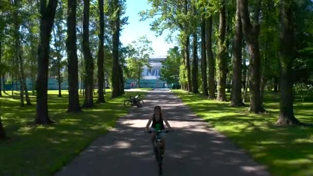 Saint Petersburg Russia Sierpnia 2020 Dziewczyna Jeździ Rowerem Drodze Parku — Wideo stockowe
