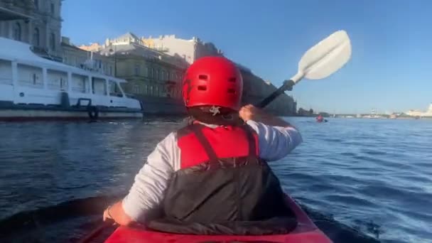 San Petersburgo Rusia Agosto 2020 Una Niña Con Remo Flota — Vídeos de Stock