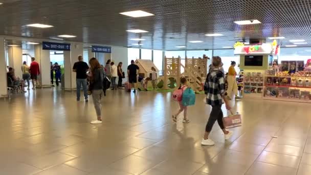Saint Petersburg Ryssland August 2020 Barnhörna Vid Pulkovo Flygplats Folk — Stockvideo