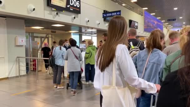 Saint Petersburg Oroszország August 2020 Sorakozó Pulkovói Repülőtéren Poggyászos Védőmaszkos — Stock videók