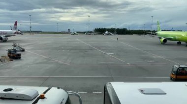 Aziz PETERSBURG, RUSSIA - 25 Ağustos 2020: bagaj almak için uçağa ulaşır. Pulkovo Havaalanı.