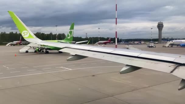 Saint Petersburg Russie Août 2020 Avion Prépare Décollage Aéroport Pulkovo — Video