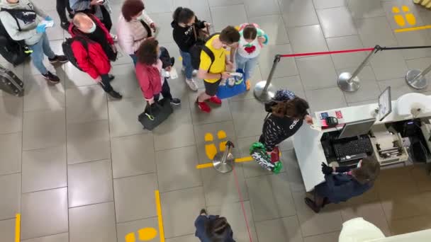 サンクトペテルスブルグ ロシア 2020年8月25日 プルコヴォ空港の飛行機に荷物ボードで保護マスクを着用している人々 乗客はチケットをスキャンし 空港従業員にパスポートを提示します 上からの眺め — ストック動画
