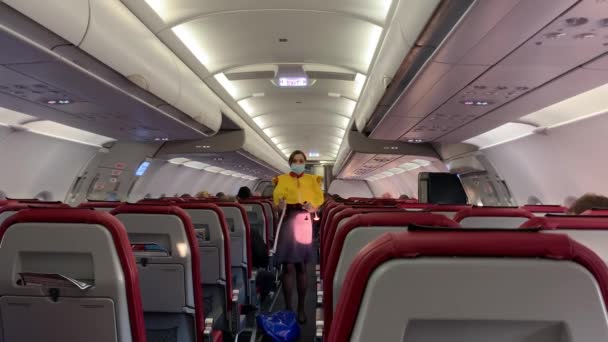 Moscow Russie September 2020 Een Stewardess Met Een Gezichtsscherm Beschermende — Stockvideo