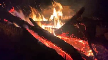 Geceleyin şenlik ateşi. Kıvılcımlar ve parçacıklarla yanan büyük şenlik ateşi.