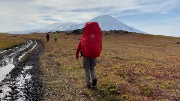 三个背著大背包的游客沿着冻土带走着 在Klyuchevskoy火山公园旅行 Volcano Plosky Tolbachik 前往堪察加半岛 — 图库视频影像