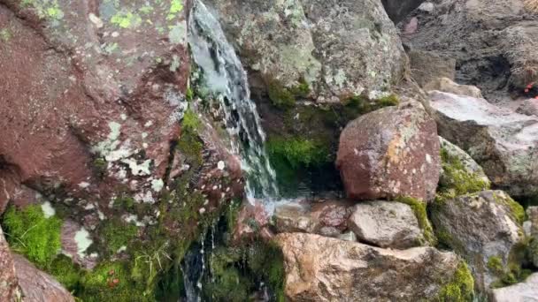 Fonte Natural Água Limpa Nas Montanhas Água Potável Derrama Sobre — Vídeo de Stock