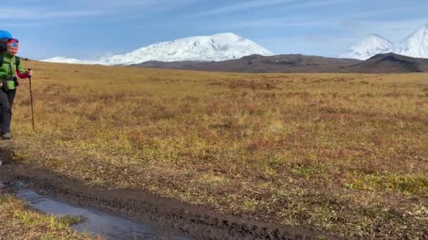 Kamchatka Peninsula Ryssland September 2020 Tre Turister Med Stora Ryggsäckar — Stockvideo