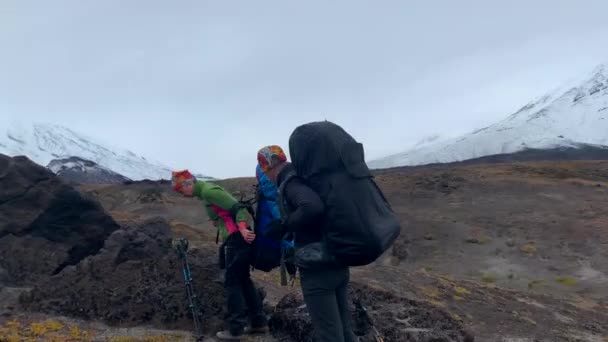 Kamchatka Peninsula Rusia Septiembre 2020 Los Excursionistas Hombres Mujeres Quitan — Vídeos de Stock