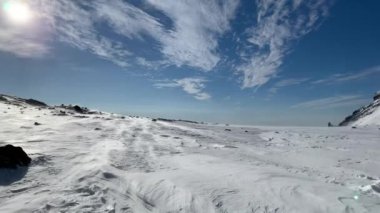 Klyuchevskaya Sopka volkanının dibinde hava durumu. Güçlü rüzgar ve kar yağışı. Klyuchevskoy volkan parkında gezinti. Kamçatka Yarımadası 'na git..