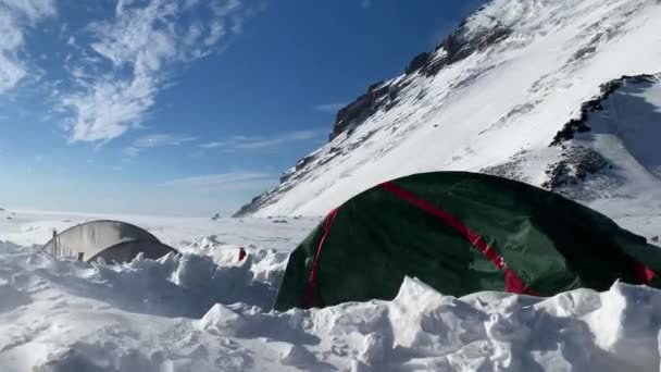 Şiddetli Bir Rüzgarda Kamen Volkanının Arka Planında Kar Bulunan Iki — Stok video