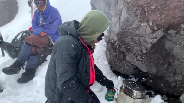 Guia Viagem Masculino Verifica Cilindro Gás Espera Que Água Caldeira — Vídeo de Stock