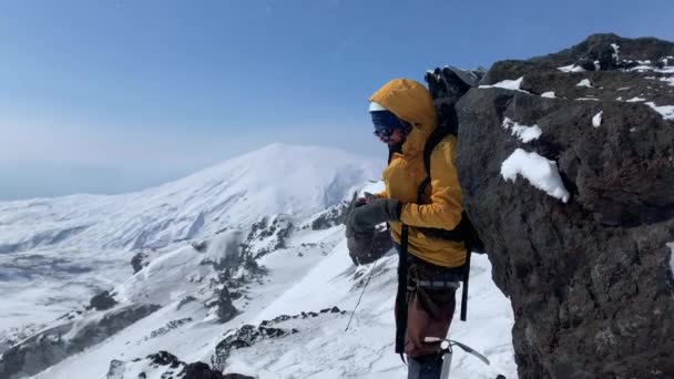 Альпініст Одягає Теплі Рукавички Під Час Сильних Вітрів Снігопадів Вершині — стокове відео