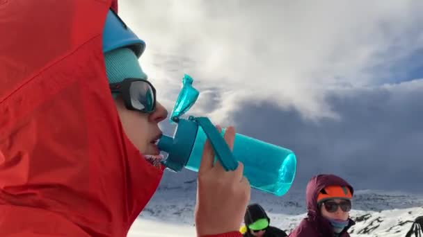Flicka Turist Dricker Vatten Från Plastflaska Vid Ett Stopp Bergsklättring — Stockvideo