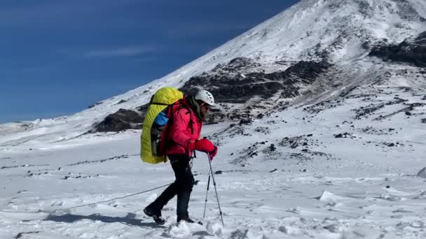 Kamchatka Peninsula Ryssland September 2020 Grupp Klättrare Med Stora Ryggsäckar — Stockvideo