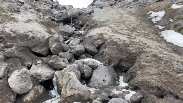 Viaje Para Península Kamchatka Belo Riacho Com Água Limpa Saborosa — Vídeo de Stock
