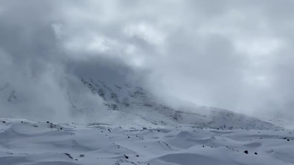 Schneebedeckte Vulkane Zentrum Kamtschatkas Weißen Wolken Der Vulkanpark Kljutschewskoj Luftaufnahme — Stockvideo