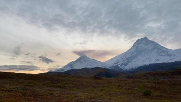 堪察加半岛中部三座火山的史诗般的空中景观 Bezymyanny火山 Kamen火山和Klyuchevskaya火山 堪察加半岛的空间景观 秋天冻土带 — 图库视频影像