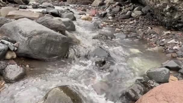 Fluxo Montanha Tempestuoso Com Água Limpa Água Potável Derrama Sobre — Vídeo de Stock