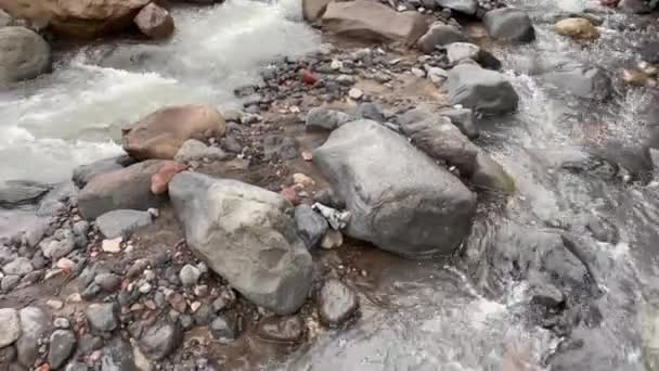 Fluxo Alpino Com Água Limpa Água Potável Derrama Sobre Pedras — Vídeo de Stock