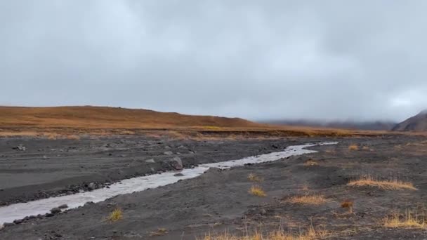 Horský Potok Spálené Půdě Krásná Podzimní Tundra Kopce Lávové Pláně — Stock video