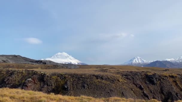 关于堪察加半岛中部火山的惊人景象 Klyuchevskoy火山公园 冻土带和熔岩平原的空中景观 美丽的火山口 — 图库视频影像