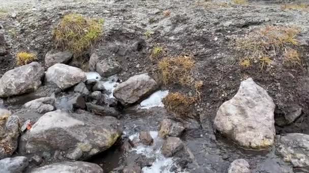 Água Potável Derrama Sobre Pedras Fonte Natural Água Limpa Nas — Vídeo de Stock