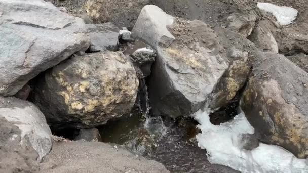 Fonte Natural Água Limpa Nas Montanhas Viaje Para Península Kamchatka — Vídeo de Stock