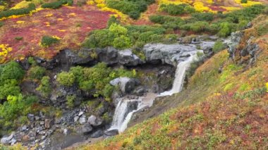 İki aşamalı şelalenin nefes kesici manzarası. Kamçatka Yarımadası 'na git. Çarpıcı sonbahar manzarası. Güzel yer..