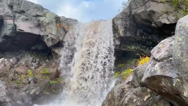 Impresionantes Vistas Cascada Montaña Increíble Paisaje Otoñal Hermoso Lugar Viaje — Vídeo de stock