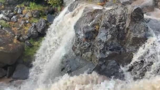 Pintoresca Cascada Montaña Increíble Paisaje Otoñal Viaje Península Kamchatka — Vídeos de Stock