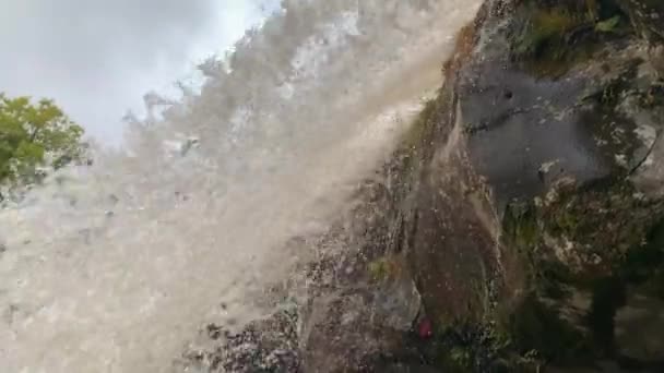 Şelalenin Güçlü Akıntıları Tepeden Tırnağa Güzel Bir Yer Kamçatka Yarımadası — Stok video