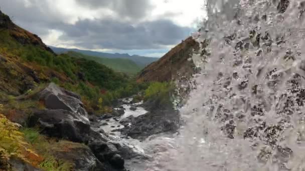 Vista Épica Debaixo Cachoeira Para Vale Montanha Rio Impressionante Paisagem — Vídeo de Stock