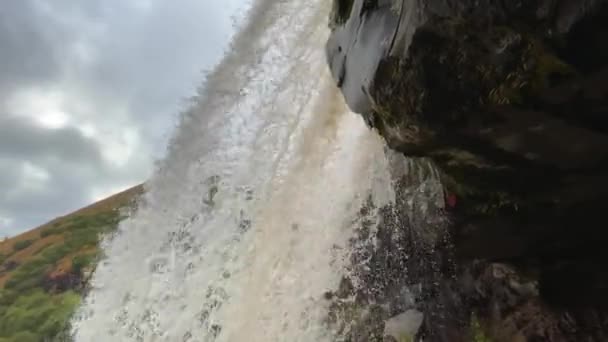 Потоки Бурной Воды Водопадов Падают Встань Водопадом Скалистом Ущелье Путешествие — стоковое видео