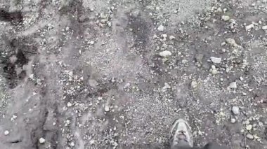Turist gezgini lav ovasında ve taşlarda yürüyor. Bacak manzarası. Klyuchevskoy volkan parkında gezinti. Kamçatka Yarımadası 'na git..
