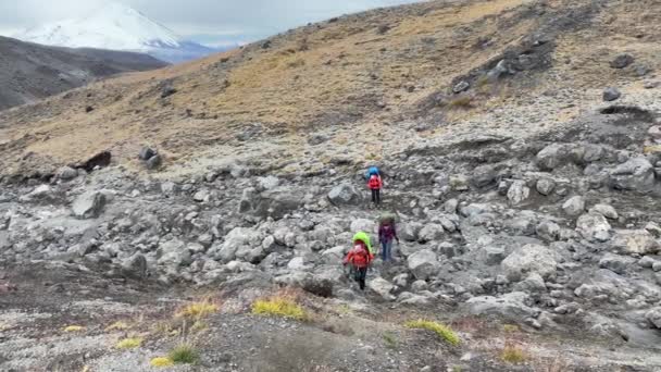 Drie Jonge Vrouwelijke Reizigers Met Rugzakken Wandelstokken Lopen Stenen Trekking — Stockvideo