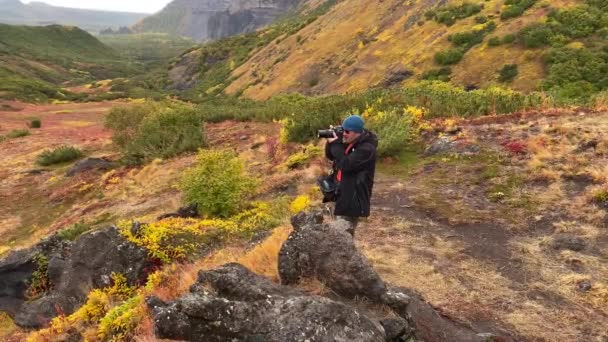 Fotógrafo Tira Fotos Natureza Kamchatka Trekking Parque Vulcânico Klyuchevskoy Viaje — Vídeo de Stock