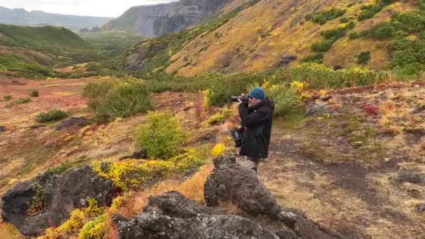 Fotógrafo Viagem Tira Fotos Natureza Kamchatka Trekking Parque Vulcânico Klyuchevskoy — Vídeo de Stock