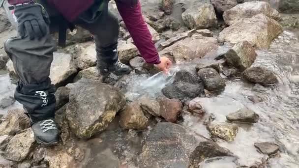 Kamchatka Peninsula Rusko Září 2020 Cestovatel Sbírá Vodu Horského Potoka — Stock video