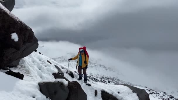 Прохолодний Альпініст Шоломі Великим Рюкзаком Крижана Сокира Стоять Схилі Вулкана — стокове відео
