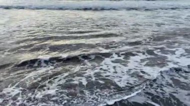 Dalgalar peş peşe geliyor. Siyah volkanik kum plajı. Khalaktyrsky plajı, Kamçatka yarımadası. Sakinleştirici doğal deniz arka planı.