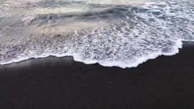 Siyah volkanik kum plajı. Dalgalar peş peşe geliyor. Khalaktyrsky plajı, Kamçatka yarımadası. Sakinleştirici doğal deniz arka planı.
