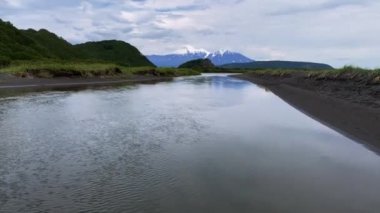 Kamçatka volkanlarının hava manzarası. Khalaktyrsky plajı. Sakinleştirici doğal arka plan.