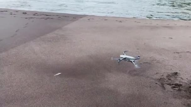 Drone Απογειώνεται Πάνω Από Μαύρη Ηφαιστειακή Παραλία Άμμου Παραλία Khalaktyrsky — Αρχείο Βίντεο