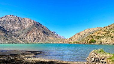 Iskanderkul Gölü, Fan Dağları 'ndaki en büyük ve en güzel göldür. Önünde büyük bir su kütlesi olan güzel bir dağ sırası. Tacikistan, Asya