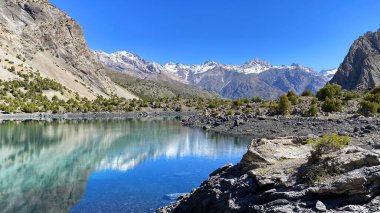 Turkuaz ve mavi su, Tacikistan 'ın Fan Dağları' ndaki gizemli Alaudinsky Gölü 'nde birleşir. Ulaşılması zor yerlere git. Gezinti ve yürüyüş