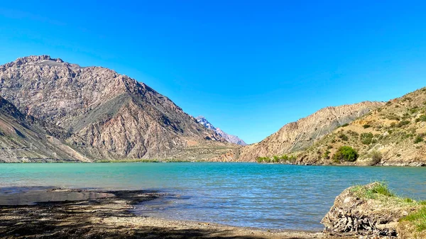 Iskanderkul Gölü, Fan Dağları 'ndaki en büyük ve en güzel göldür. Önünde büyük bir su kütlesi olan güzel bir dağ sırası. Tacikistan, Asya