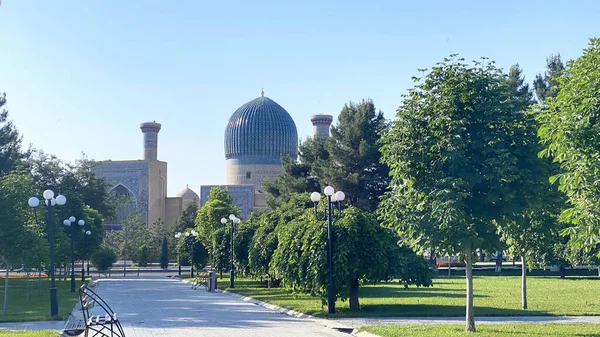 Gur-Emir mozolesi, Semerkand. Özbekistan 'a bir gezi. Ortaçağ doğusunun ikonik bir mimari topluluğu. Tamerlane 'in mozolesi. Müslüman geleneksel mimarisi.